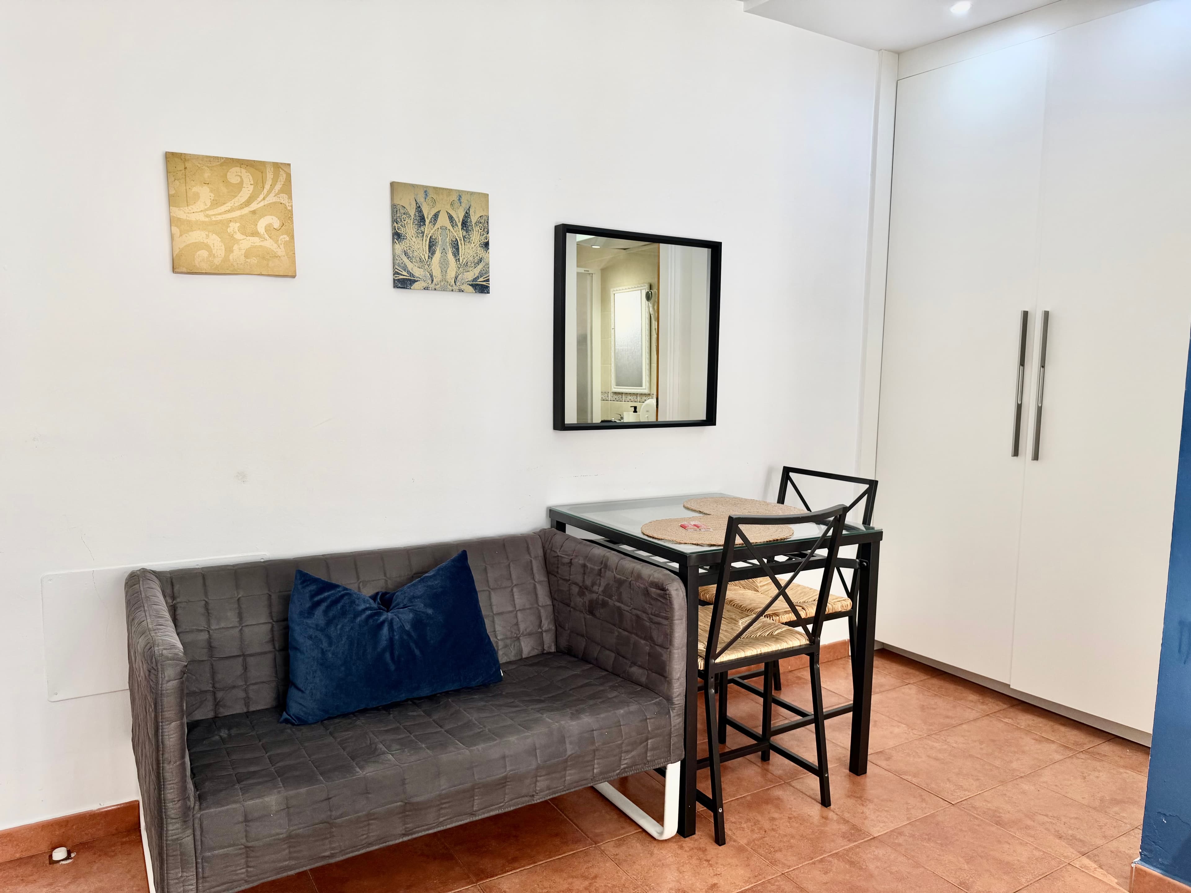 Estudio a 40 m de la playa de La Carihuela, con A/C y wifi, Torremolinos