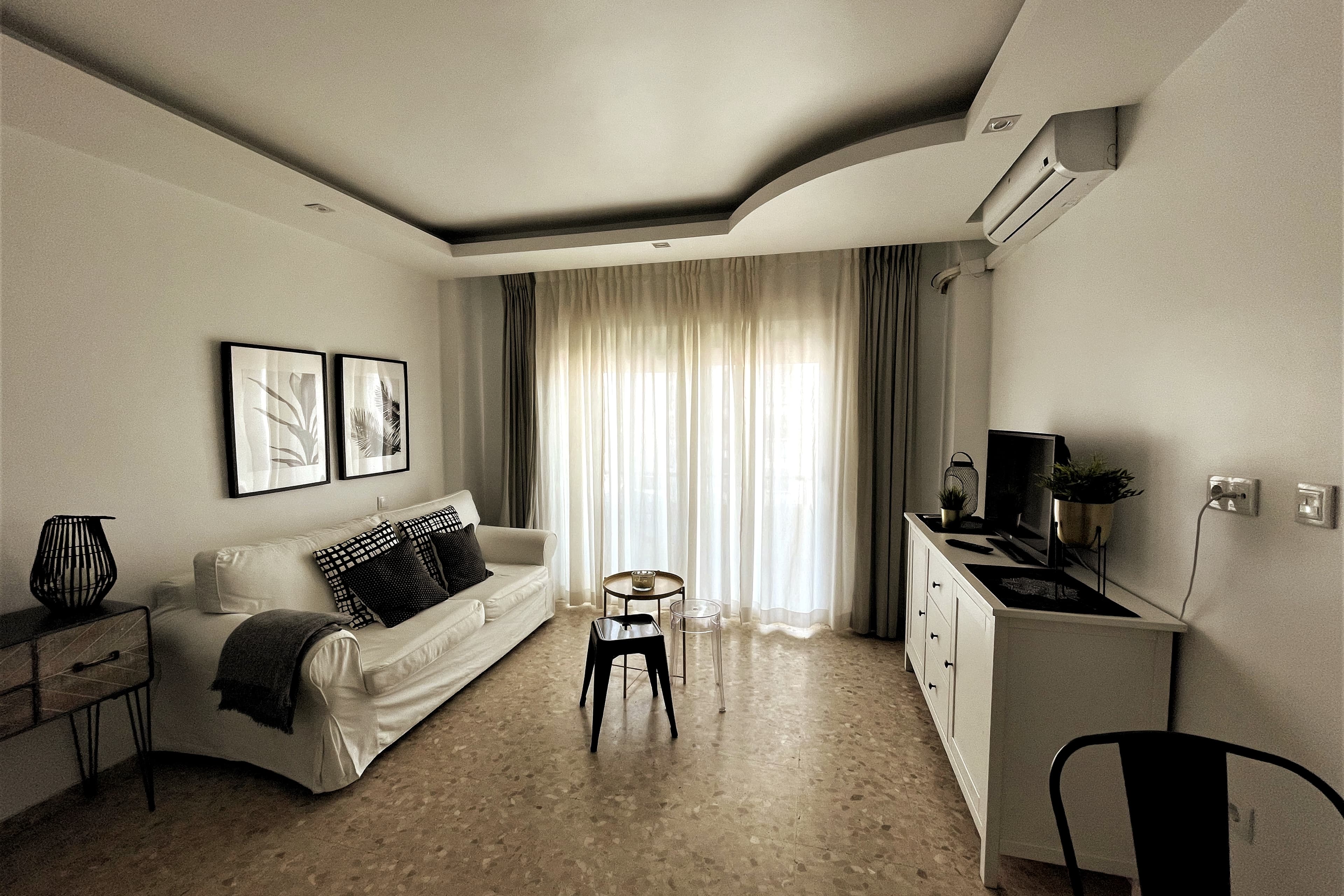 Estudio reformado con terraza y vistas al mar, piscina, centro de Torremolinos
