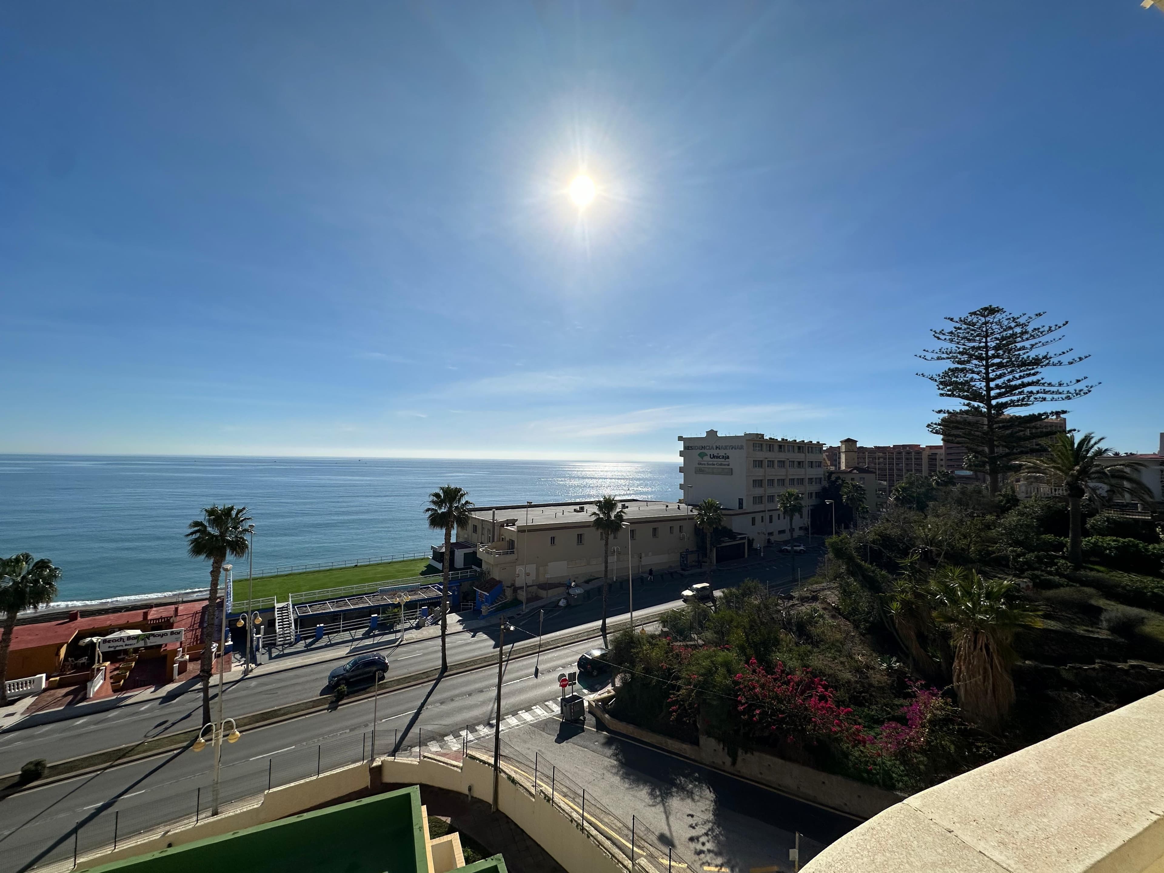 Estudio frente a la playa con piscina, terraza y vistas al mar en Benalmádena