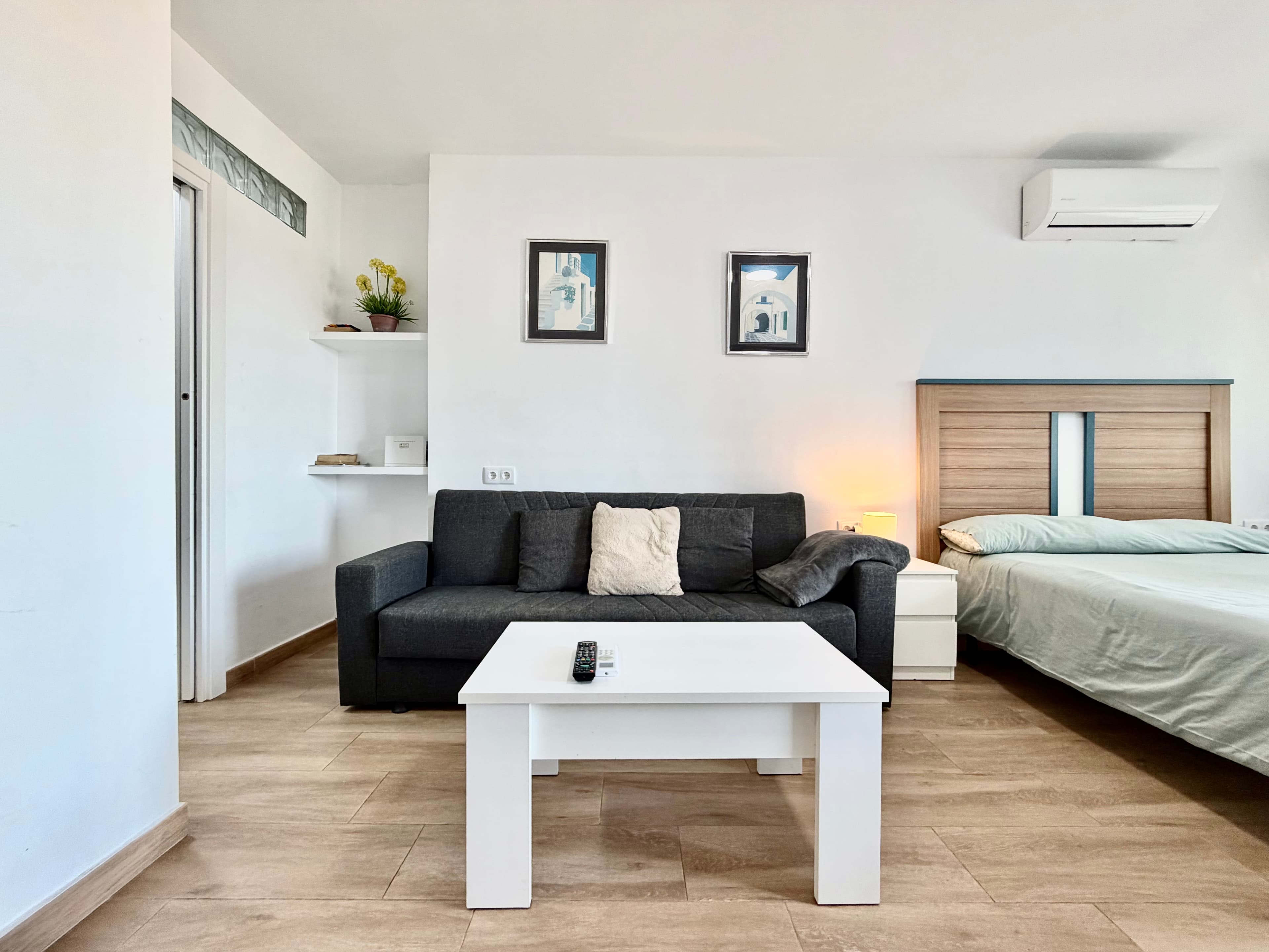 Estudio reformado con terraza al mar y piscina en el centro de Torremolinos