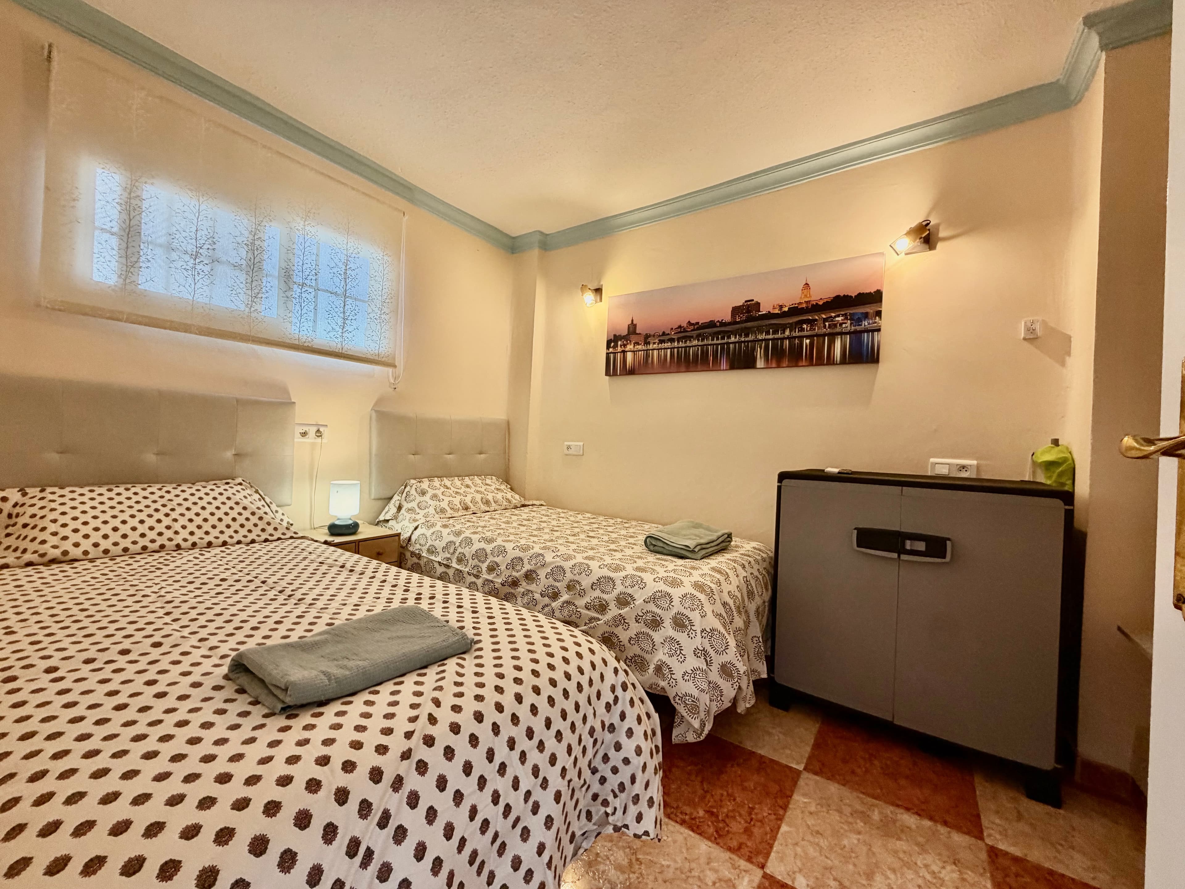 Apartamento reformado con terraza, vistas al mar y piscina en Los Álamos