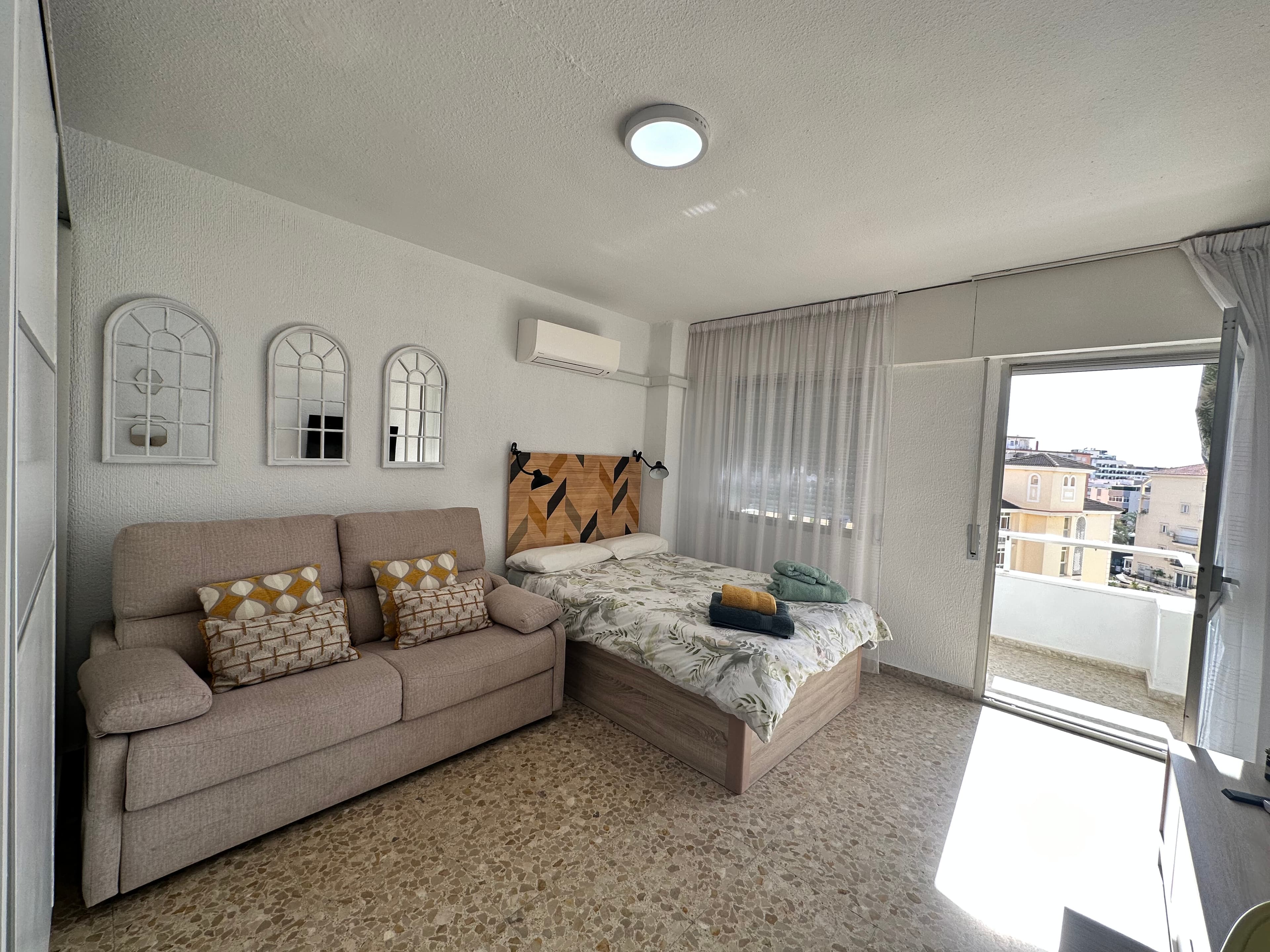 Estudio con terraza y vistas al mar, piscina y wifi en el centro de Torremolinos