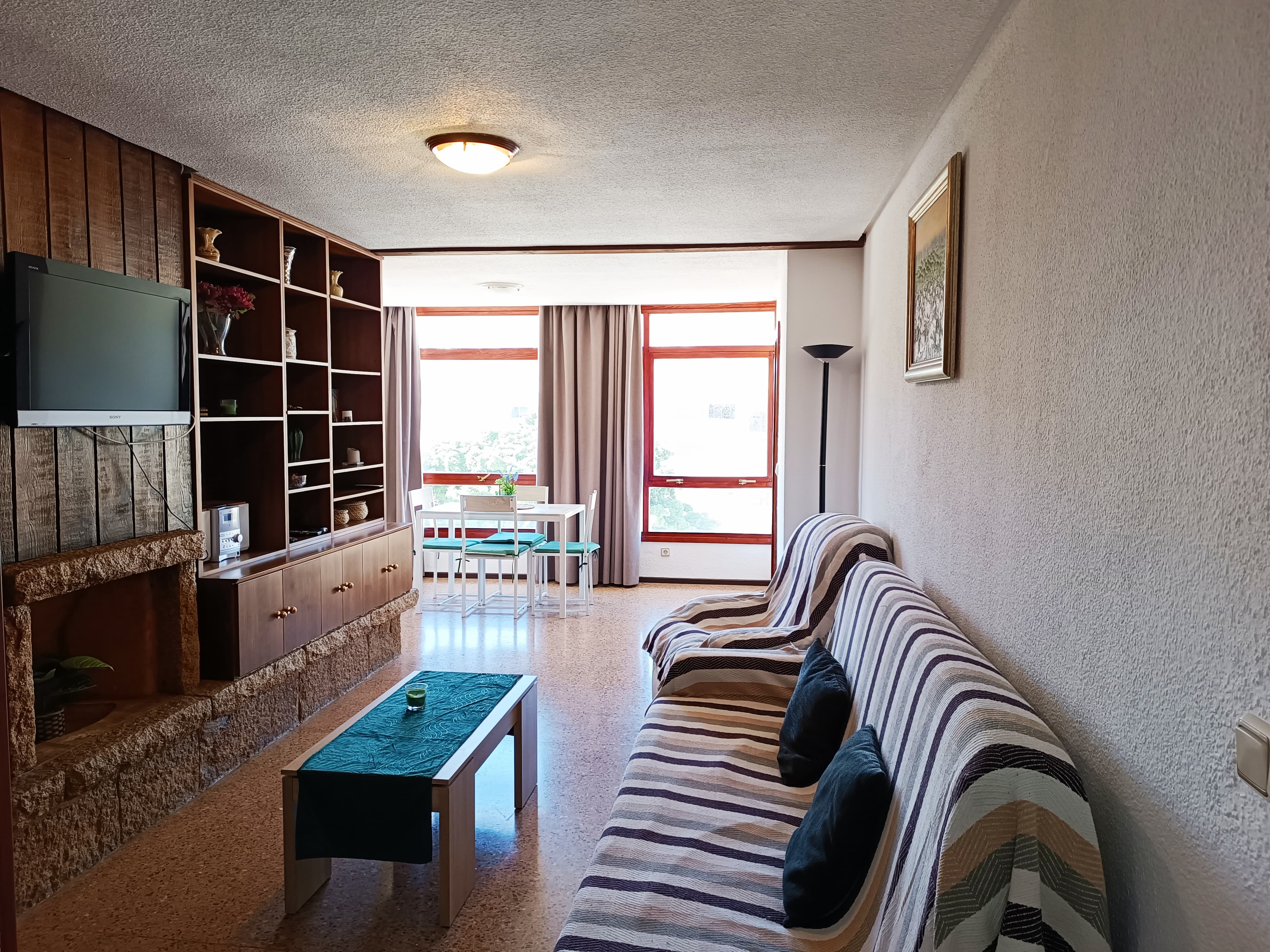 Piso de 2 dormitorios con terraza y piscina en pleno centro de Torremolinos
