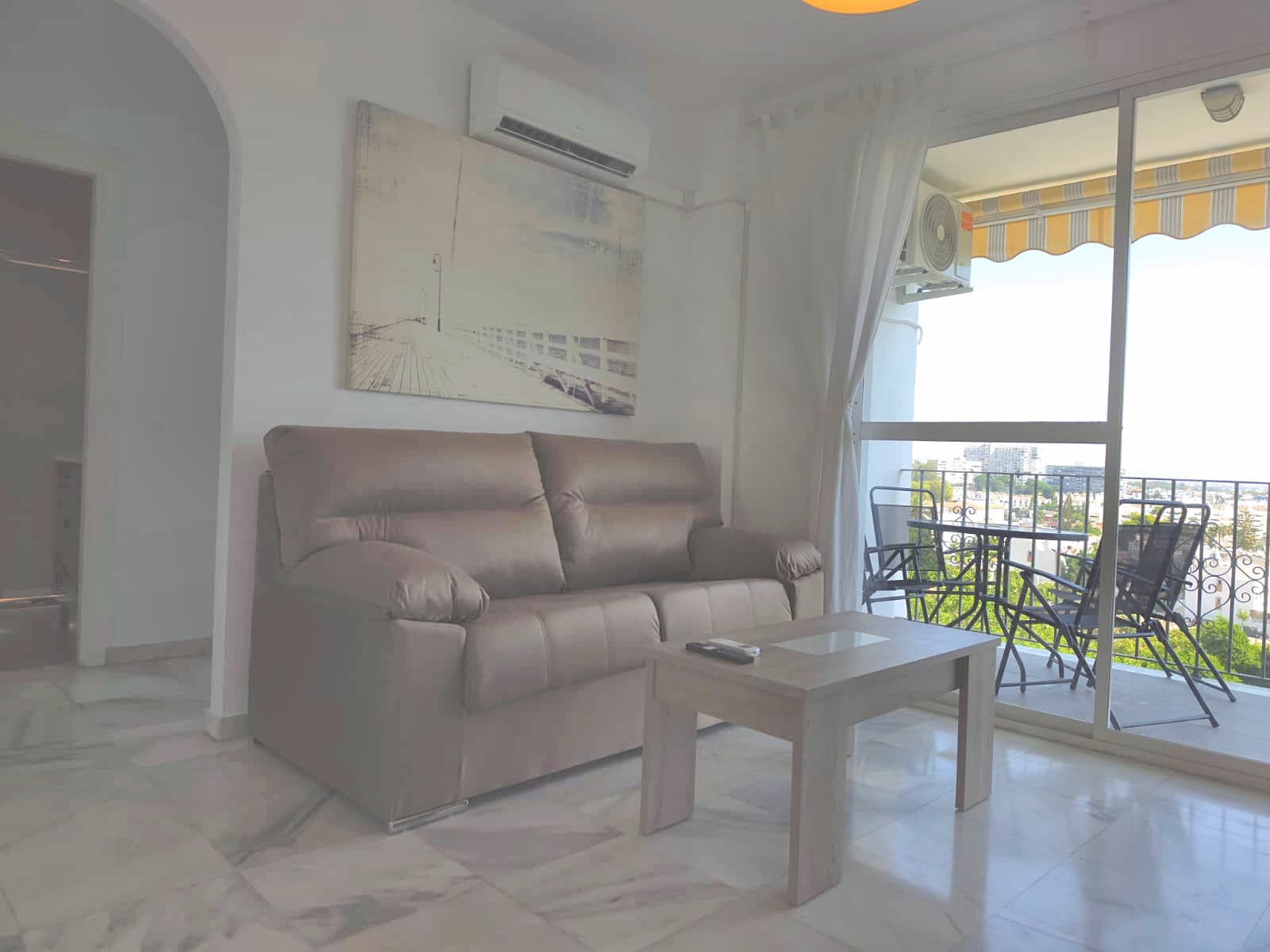 Apartamento de 2 dormitorios con terraza y vistas al mar cerca del centro